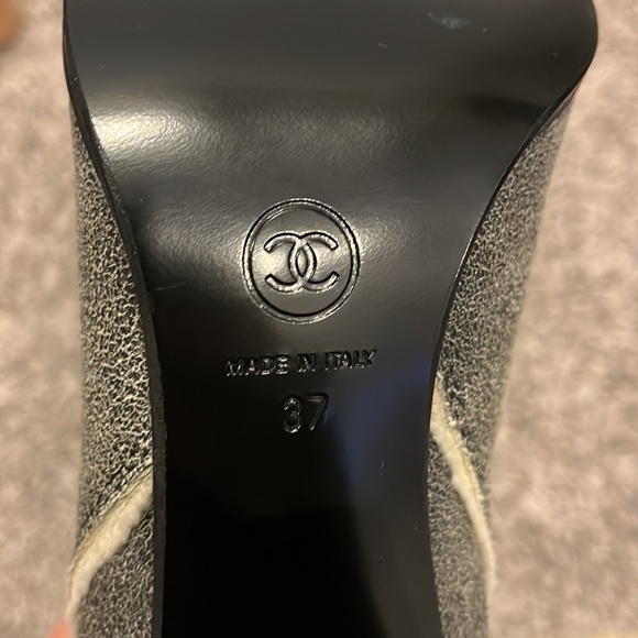 Chanel Leather Ankle Boots .37. NWOT. Grey. Interlocking CC Logo.Shearling Trim. - Picture 8 of 8